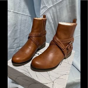 CHASE AND CHLOE Braided strap boot